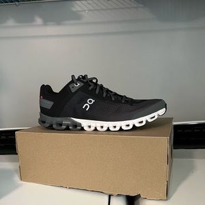 Men’s size 9.5 oncloud shoes worn once.